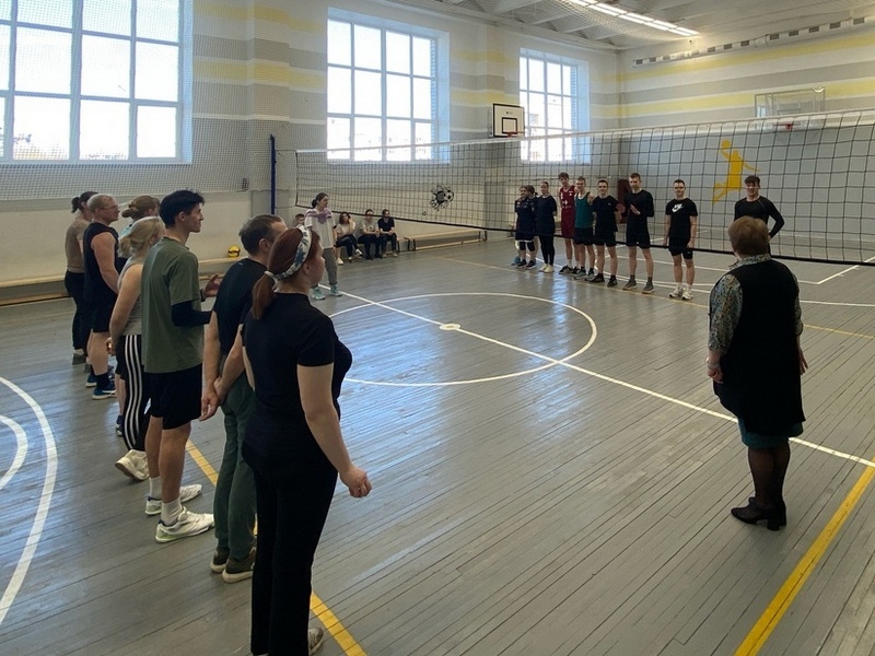 Товарищеский матч по волейболу среди педагогов и обучающихся, приуроченный ко Дню Здоровья и Дню Космонавтики.